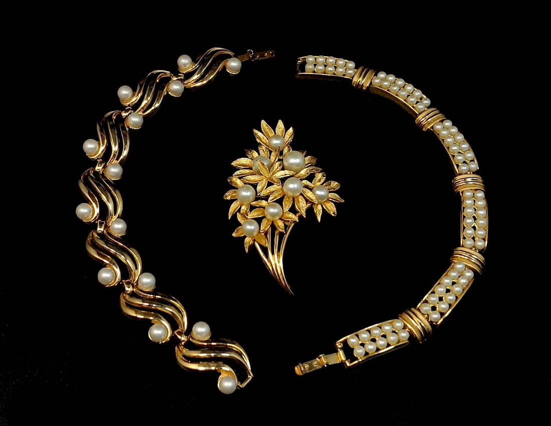 A LOT OF VINTAGE CROWN TRIFARI PEARLS JEWELRY BROOCH AND 2 BRACELETS: THE BROOCH MEASURES 2.5" LONG. THE BRACELETS ARE EACH 7" LONG. PROPERTY OF A FLORIDA COLLECTOR. WE COMBINE/PROVIDE IN-HOUSE SHIPPING.