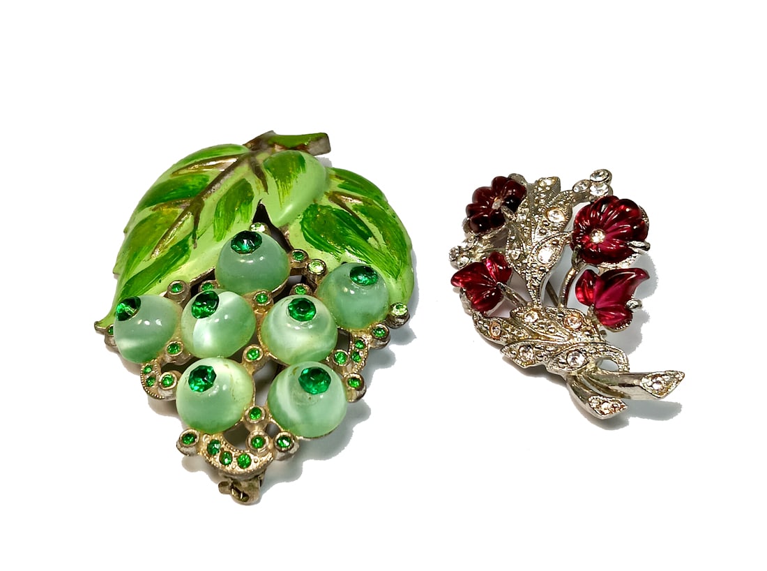 A BEAUTIFUL LOT OF 2 EARLY VINTAGE BROOCHES (1 of 4)