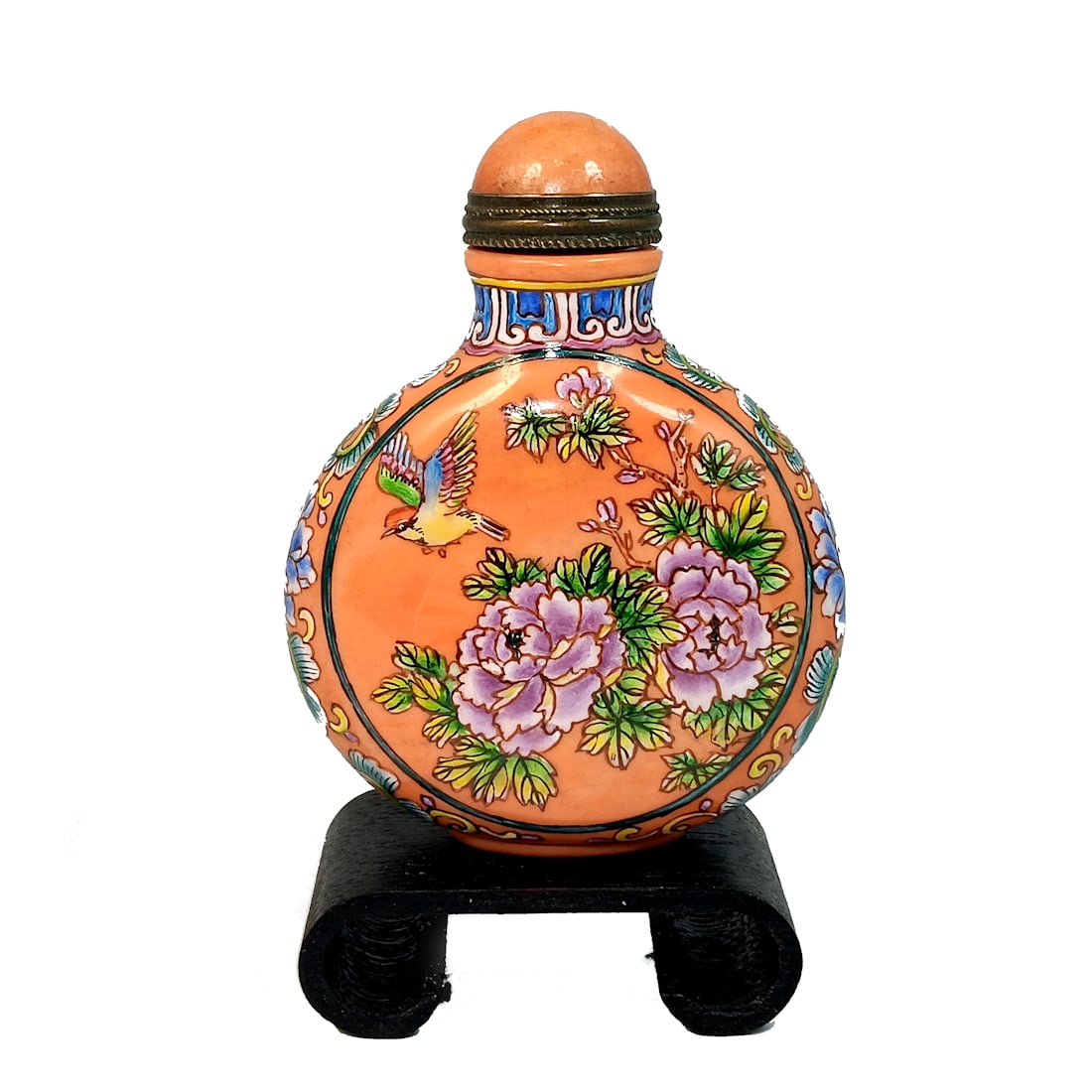 FINE CHINESE SNUFF BOTTLE PEONIES BIRDS ENAMEL ON GLASS QIANLONG MARK: THE FINE CHINESE SNUFF BOTTLE IS ENAMELED WITH MINUTE DETAIL, DEPICTING A BEAUTIFUL CLASSIC CHINESE IMAGES OF PEONIES, BIRDS, AND A BEAUTIFUL PAESANT ON THE ROCKS WITH HIS FEMALE PARTNER. THE BACKGROU