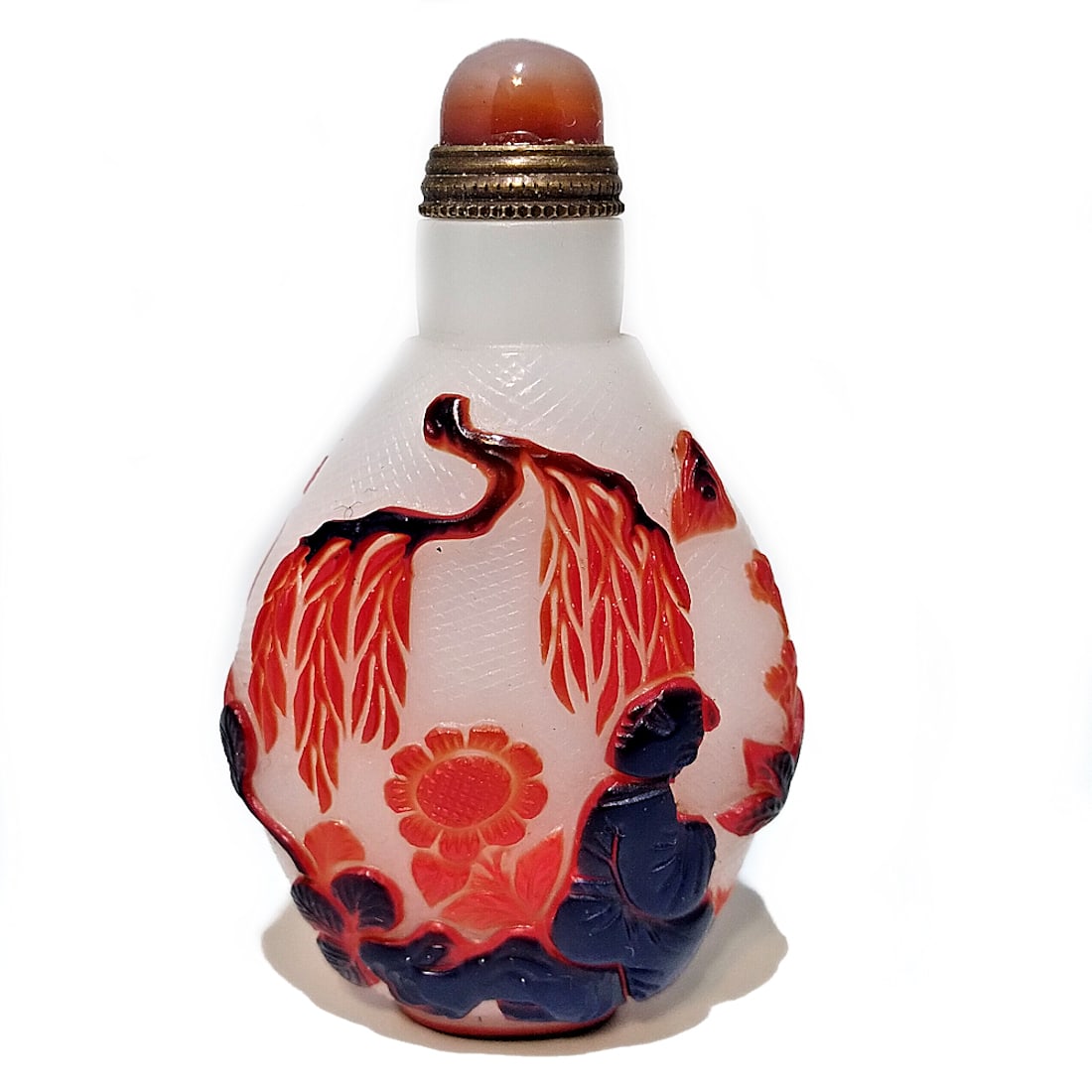 SUPERB CHINESE PEKING GLASS SNUFF BOTTLE 3 COLORS: THE SUPERB CHINESE SNUFF BOTTLE IS CARVED WITH FINE DETAIL, DEPICTING SCENES WITH IMMORTALS AND MUCH OTHER DETAIL. THE STOPPER IS AGATE. THE BOTTLE IS 3 INCHES TALL. STANDS ARE FOR DISPLAY ONLY, NOT I