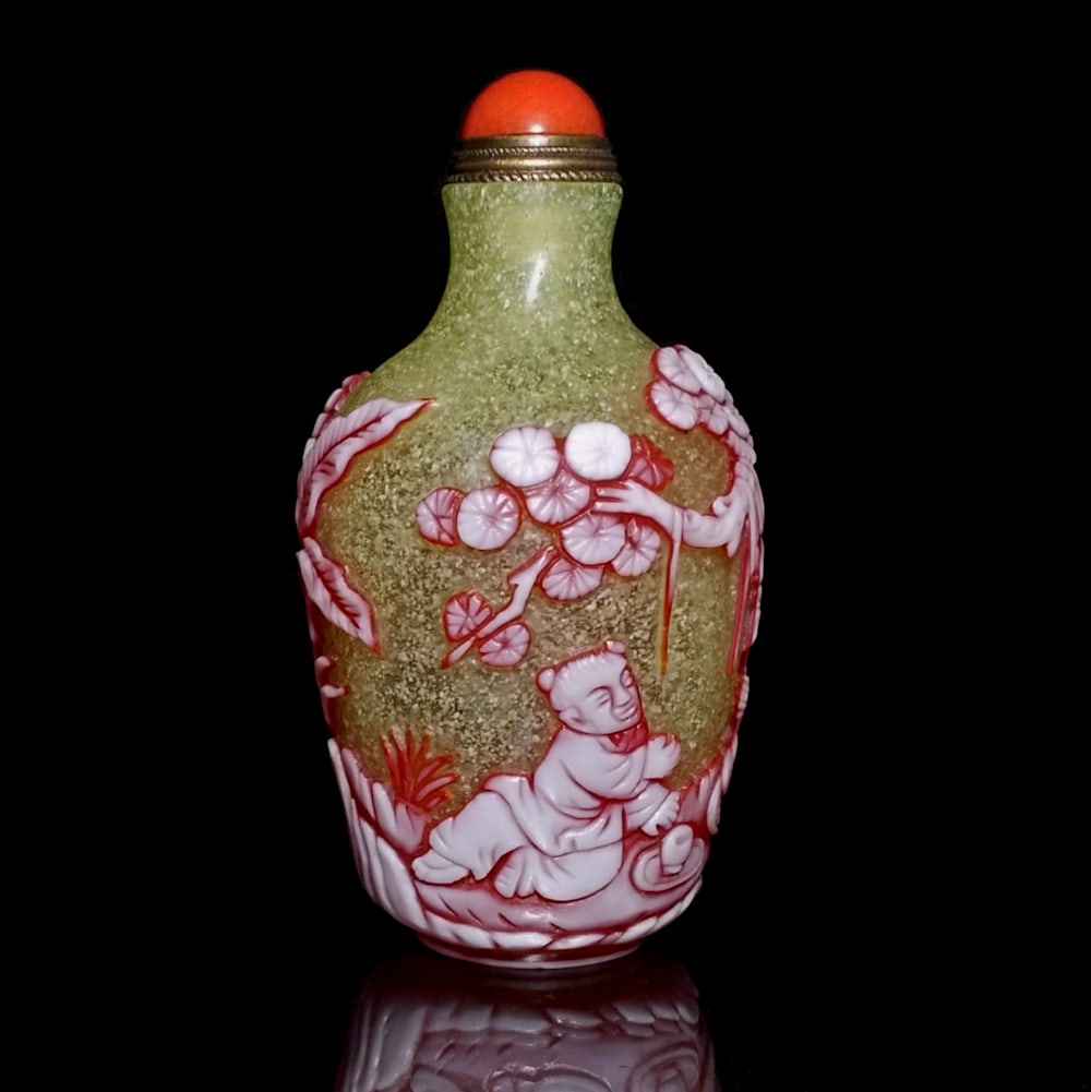 CHINESE PEKING GLASS SNUFF BOTTLE ELDER TREE QIANLONG SEAL: THE CHINESE ROUND SNUFF BOTTLE IS CARVED ALL AROUND WITH GREAT DETAIL. IT FEATURES 3 LAYERS OF GLASS. THE BACKGROUND LAYER IS BUBBLE INFUSED YELLOW. IT BEARS A QIANLONG SEAL. THE BOTTLE IS 3.25INCHES