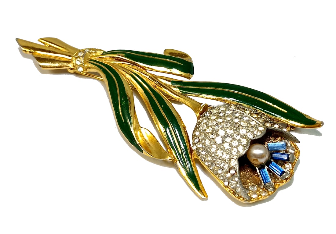 A VINTAGE MID CENTURY CORO FLOWER BROOCH 3.6" RHINESTONES ENAMEL: THE EXQUISITE CORO BROOCH FEATURES ENAMEL AND A TREMBLANT PART. IT IS NOT SIGNED BUT IT IS A WELL KNOWN CORO PIECE. IT MEASURES 3.6" LONG.WE PROVIDE IN-HOUSE/COMBINED SHIPPING FOR YOUR CONVENIENCE.