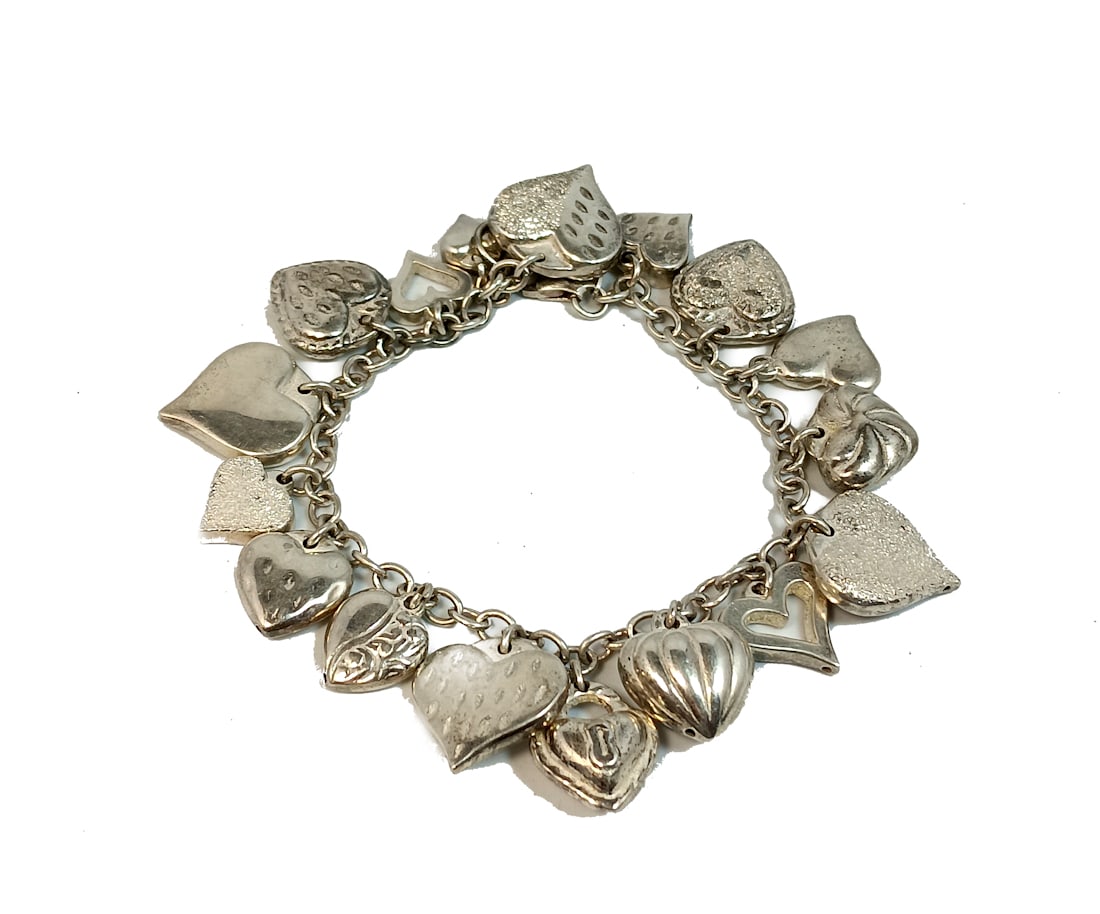 A VINTAGE STERLING HEART CHARM BRACELET 17 CHARMS 21 GRAMS 7.5" (1 of 4)