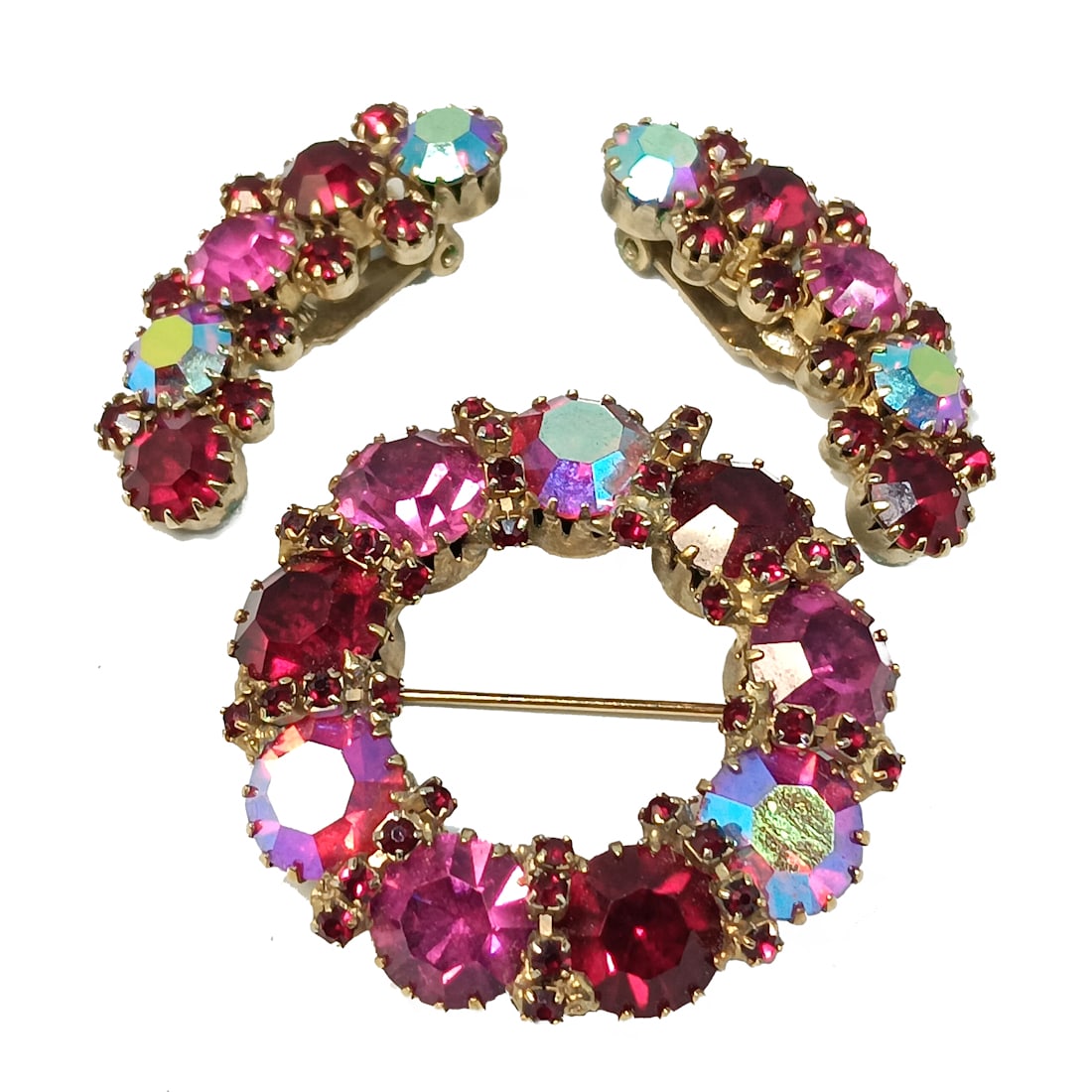 A BEAUTIFUL VINTAGE RHINESTONE BROOCH AND EARRINGS SET (1 of 4)