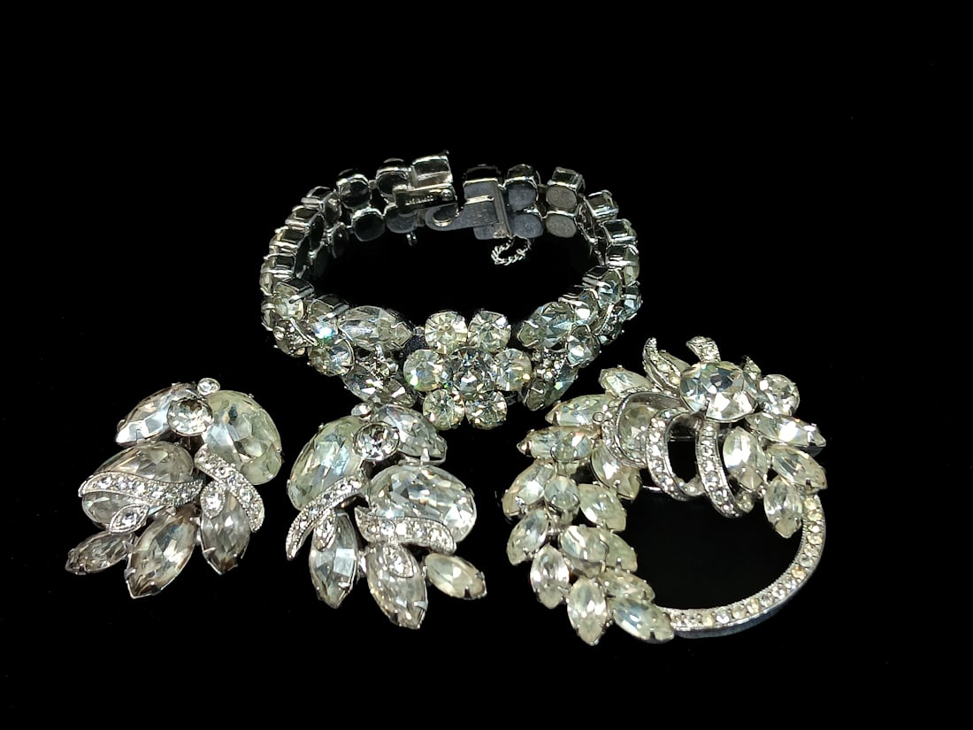 A VINTAGE RHINESTONE LOT EISENBERG ICE BRACELET BROOCH AND EARRINGS (1 of 5)