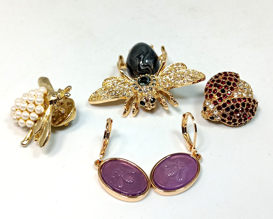 2 BEE BROOCHES AND ONE LADYBUG BROOCH PLUS EARRINGS, 2 PIECES JOAN RIVERS (1 of 3)
