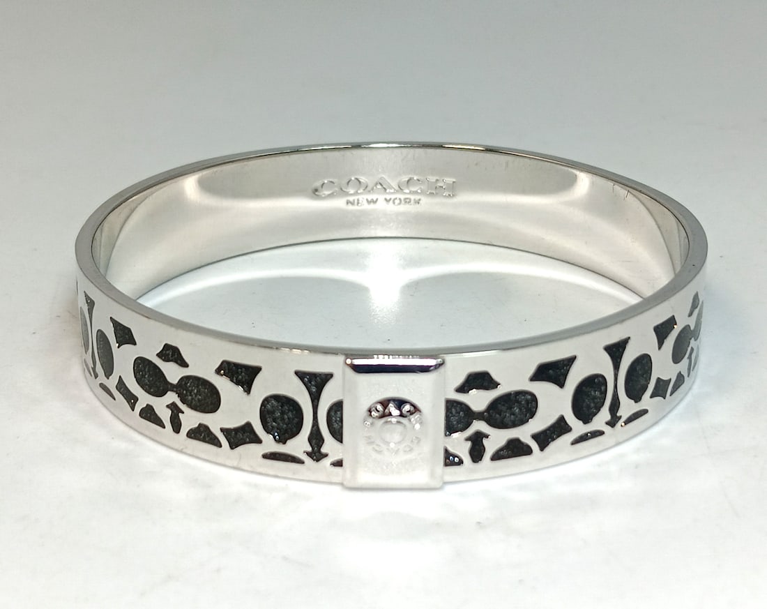AN AUTHENTIC COACH BANGLE BRACELET (1 of 4)