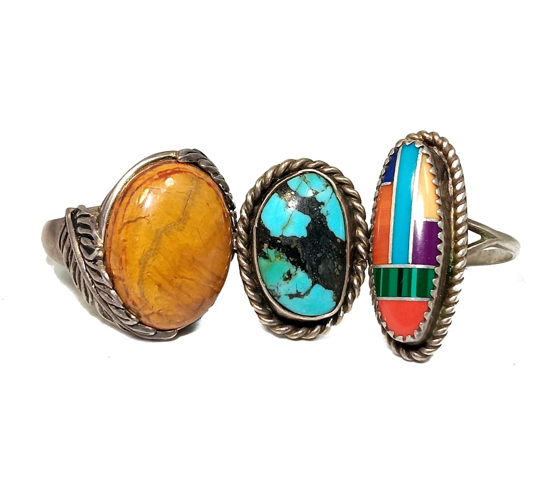 A LOT OF THREE VINTAGE  NAVAJO STERLING SILVER STONE INLAY RINGS (1 of 2)
