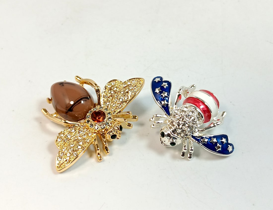 TWO VINTAGE SIGNED DESIGNER JOAN RIVERS BEE BROOCHES (1 of 3)