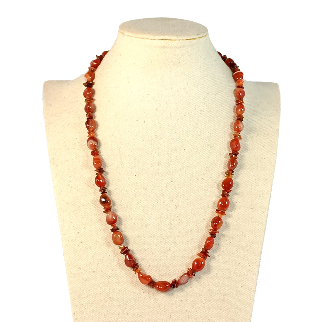 A VINTAGE BANDED AGATE CARNELIAN NECKLACE 23": THE LOVELY VINTAGE NECKLACE MEASURES APPROXIMATELY 23" LONG. WE PROVIDE IN-HOUSE/COMBINED SHIPPING FOR YOUR CONVENIENCE.