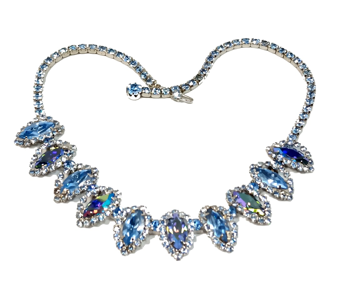A VINTAGE MID-CENTURY LIGHT BLUE RHINESTONE NECKLACE UNSIGNED WEISS (1 of 4)