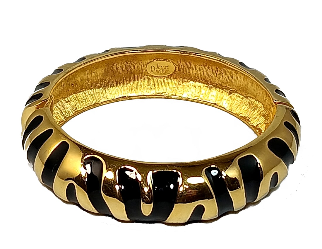 A VINTAGE ENAMELED HINGED BANGLE BRACELET BY DESIGNER JOAN RIVERS (1 of 4)