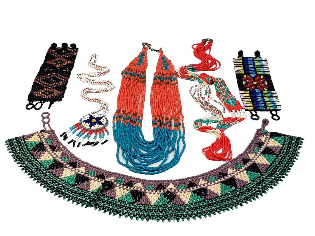 A GREAT LOT OF NAVAJO SOUTHWESTERN  BEADED NECKLACES BRACELETS (1 of 3)