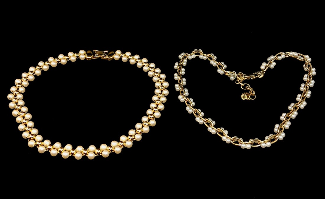 A LOT OF 2 BEAUTIFUL VINTAGE PEARL NECKLACES SIGNED RICHELIEU AND MONET: OFFERED HERE IS A LOT OF 2 BEAUTIFUL VINTAGE PEARL NECKLACES SIGNED RICHELIEU AND MONET, MEASURING 19" AND 16" LONG. WE PROVIDE IN-HOUSE/COMBINED SHIPPING. HAVE A LOOK AT OUT OTHER VINTAGE, DESIGNERAN