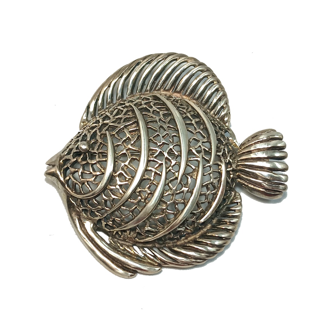 A LARGE STERLING FISH BROOCH 27 GRAMS (1 of 2)