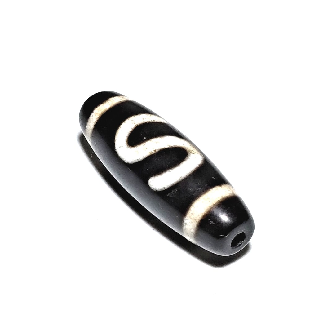 SINO TIBETAN AGATE DZI BEAD 35mm: THIS LOT FEATURES A BEAUTIFUL SINO TIBETAN AGATE DZI BEAD, SIZE 35MM. PROPERTY OF A FLORIDA COLLECTOR. WE COMBINE/PROVIDE IN-HOUSE SHIPPING.