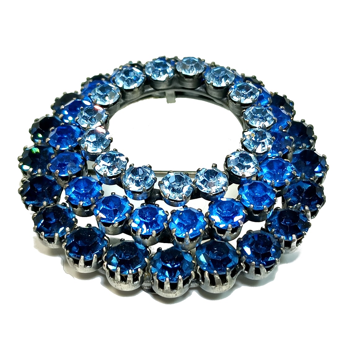 AN AUSTRIAN MID-CENTURY VINTAGE  RHINESTONE BROOCH IN BLUE TONES (1 of 3)