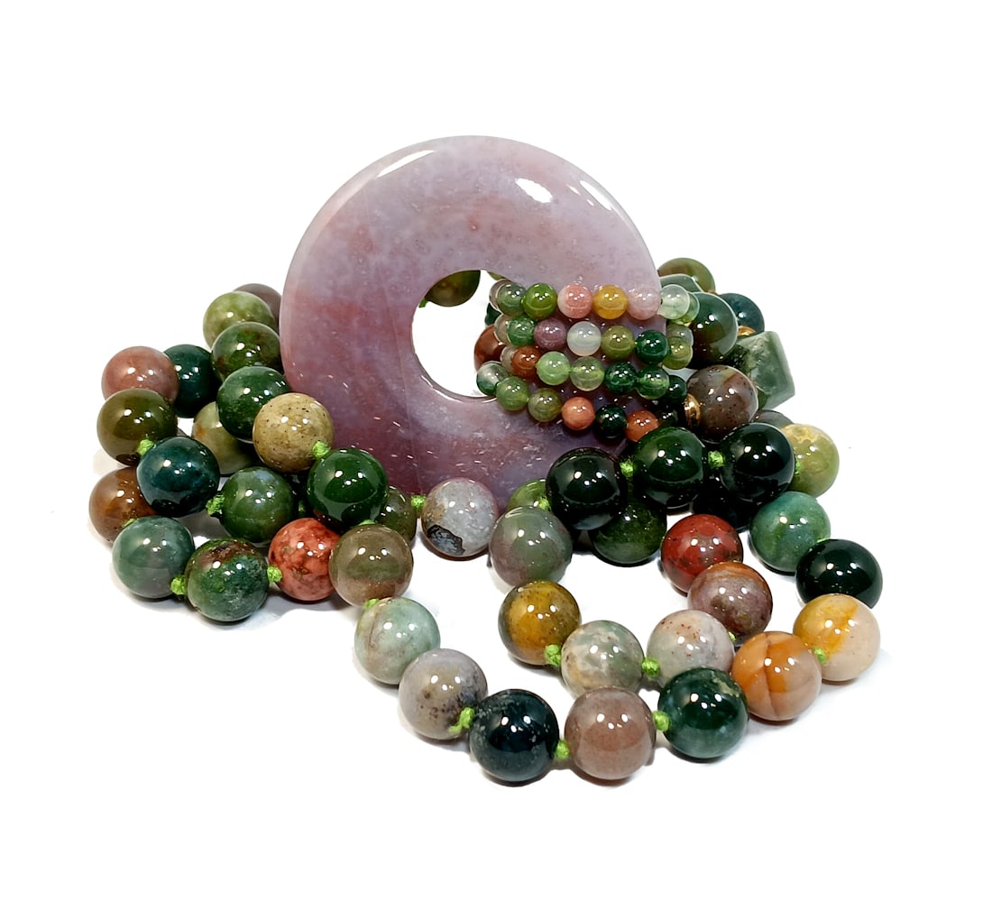A GREAT NECKLACE OF MULTICOLOR AGATES, JADE, CHALCEDONY AND BLOODSTONE (1 of 3)