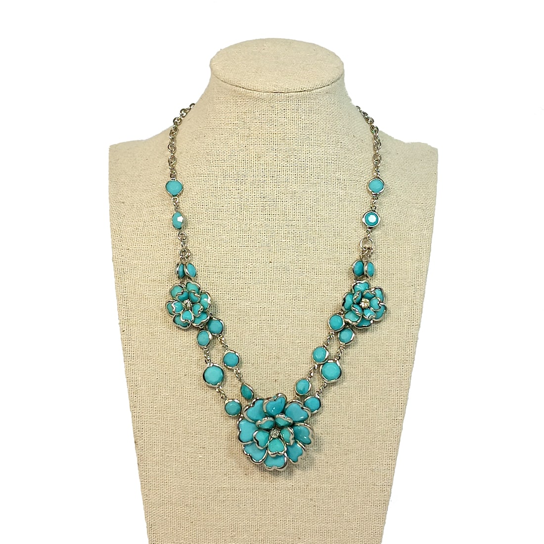 A BEAUTIFUL VINTAGE FLOWER NECKLACE TURQUOISE BLUE: OFFERED HERE IS A BEAUTIFUL VINTAGE FLOWER NECKLACE IN BEZEL SET PETALS, TURQUOISE BLUE IN COLOR. IT IS ADJUSTABLE, 17-19" LONG. WE PROVIDE IN-HOUSE/COMBINED SHIPPING FOR YOUR CONVENIENCE.