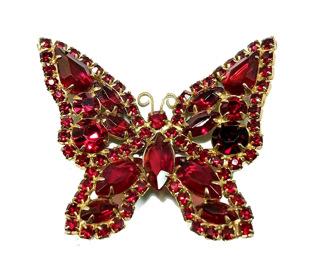A SUPERB VINTAGE BUTTERFLY BROOCH RED RHINESTONE (1 of 4)