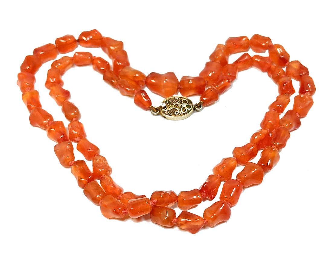A CHINESE EXPORT VINTAGE CARNELIAN NECKLACE CARVED BEADS: OFFERED HERE IS A CHINESE EXPORT VINTAGE CARNELIAN NECKLACE WITH CARVED BEADS AND A SILVER FILIGREE CLASP. THE NECKLACE IS26" LONG AND IT WEIGHS 51 GRAMS. WE PROVIDE IN-HOUSE/COMBINED SHIPPING FOR YOU
