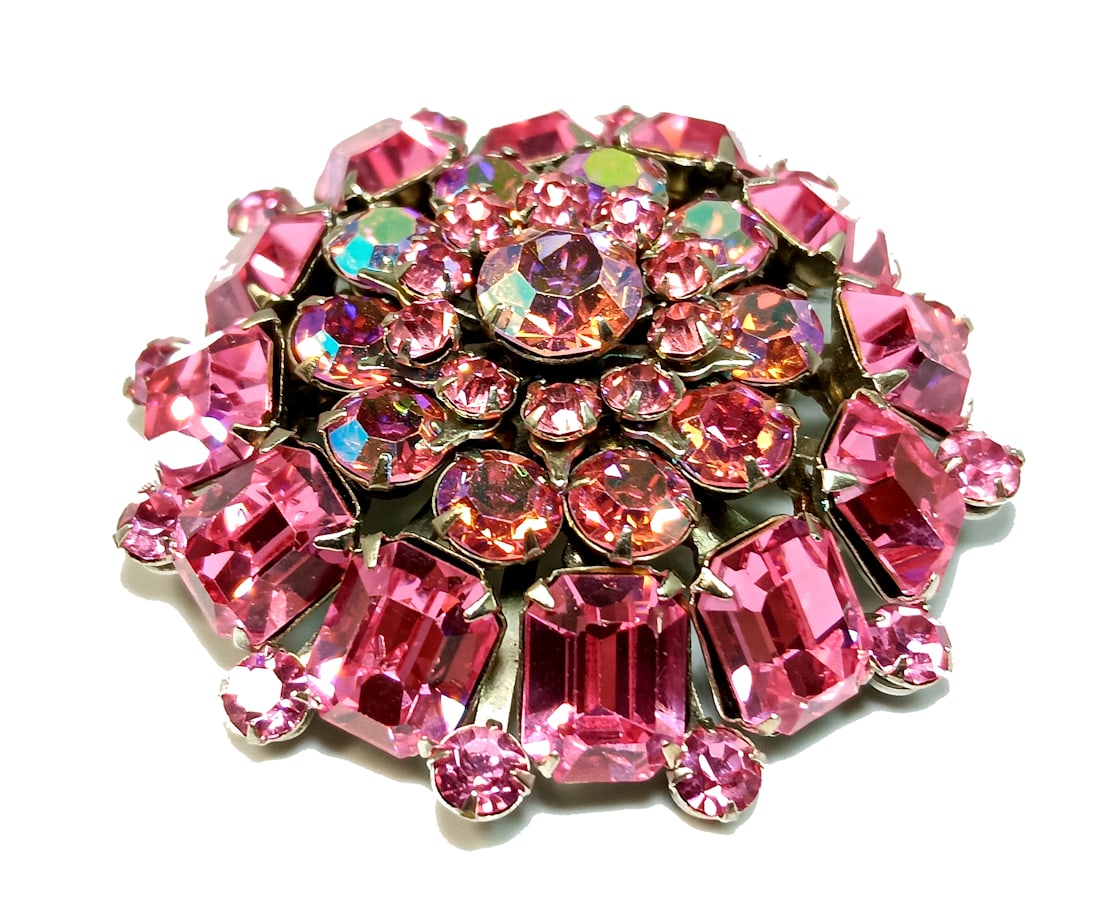 A WONDERFUL PINK DOMED VINTAGE RHINESTONE BROOCH (1 of 3)