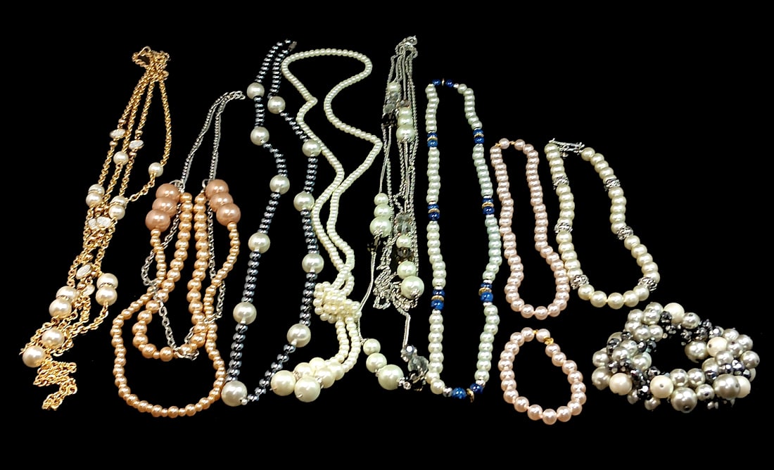 A FABULOUS LARGE LOT OF FAUX PEARL VINTAGE COSTUME JEWELRY: OFFERED HERE IS A FABULOUS LARGE LOT OF FAUX PEARL VINTAGE COSTUME JEWELRY, INCLUDING 8 STUNNING NECKLACES AND TWO BRACELETS. WE PROVIDE IN-HOUS/COMBINED SHIPPING FOR YOUR CONVENIENCE.