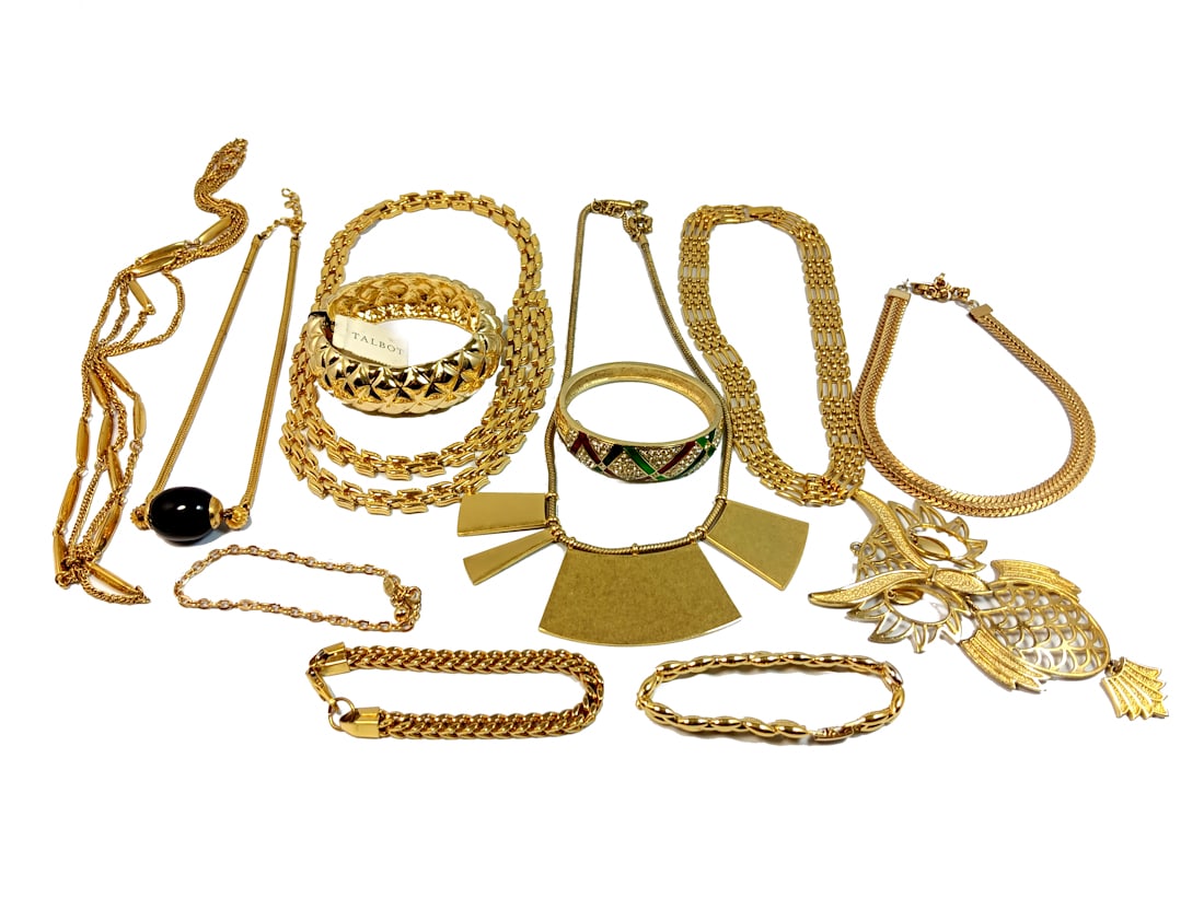 A  LOT OF  VINTAGE COSTUME JEWELRY TRIFARI MONET NAPIER AVON TALBOT (1 of 3)