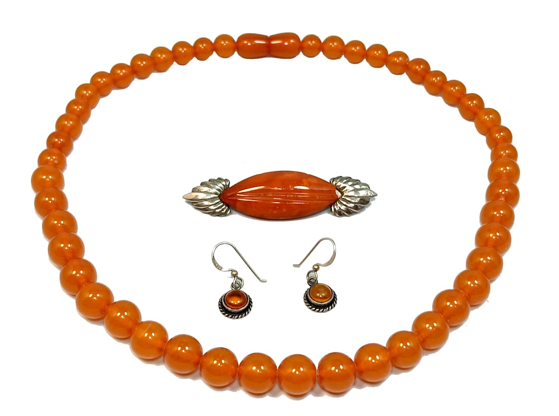 A BEAUTIFUL BALTIC AMBER NECKLACE 17" WITH STERLING BROOCH AND EARRINGS: OFFERED HERE IS A A LOT OFF 3 AMBER ITEMS: THE NECKLACE IS 17" LONG AND IT WEIGHS 20 GRAMS. THE AMBER AND STERLING BROOCH WEIGHS 8 GRAMS AND IT HAS A CHIP ON THE AMBER. THE EARRINGS ARE AMBER AND STER