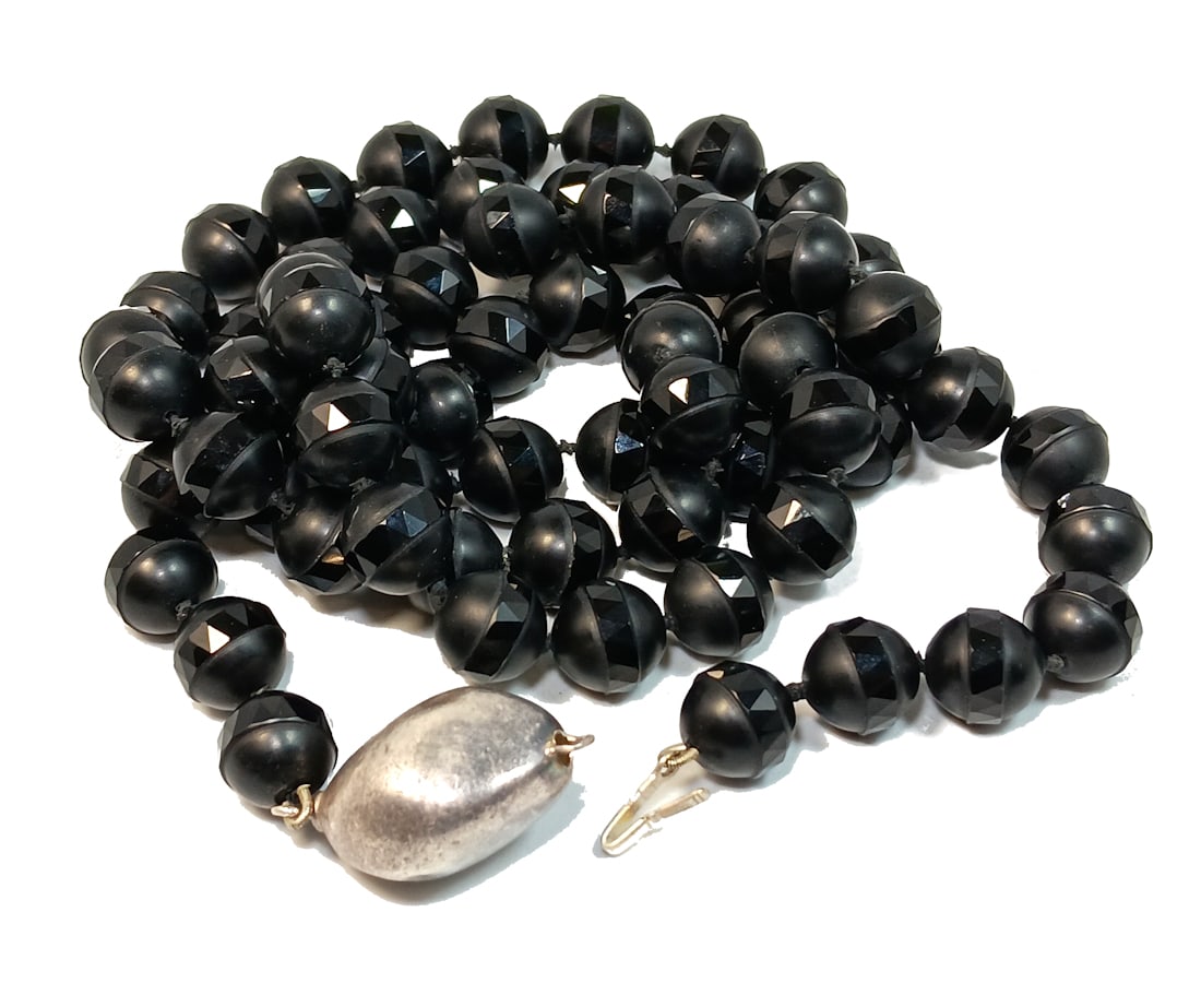 A FABULOUS LARGE ART DECO CARVED ONYX BEADS 12MM 34" LONG 157 GR: OFFERED HERE IS A FABULOUS, LARGE ART DECO CARVED ONYX NECKLACE. THE BEADS ARE 12MM WIDE AND THEY ARE CARVED IN A UNIQUE WAY. THEY ARE MATT WITH A FACETED SHINY BAND IN THE MIDDLE OF EACH BEAD. THE NE