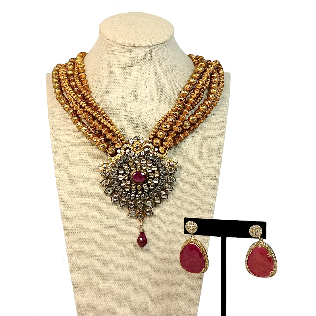 A BEAUTIFUL LOT OF A VINTAGE INDIAN NECKLACE WITH RUBY AND MATCHED EARRINGS (1 of 3)
