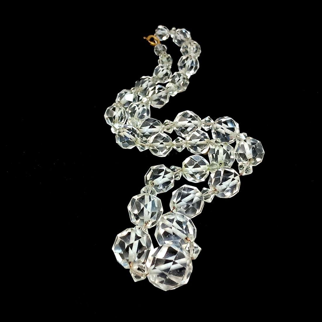AN ANTIQUE ART DECO FACETED GRADUATED ROCK CRYSTAL NECKLACE: OFFERED HERE IS AN ANTIQUE ART DECO FACETED GRADUATED ROCK CRYSTAL NECKLACE. IT IS STRUNG ON CHAIN. THE ROCK CRYSTAL WAS TESTED WITH THE PRESIDIUM GEM TESTER.THE NECKLACE MEASURES 17.5" IN WEARABLE LE