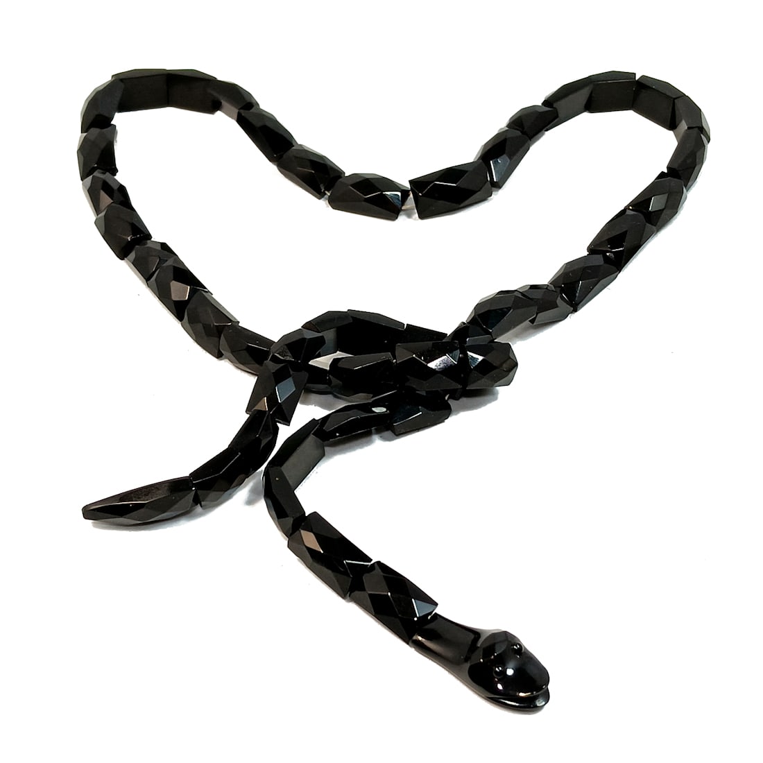 A SUPERB VICTORIAN CARVED WHITBY SERPENT NECKLACE: OFFERED HERE IS A SUPERB VICTORIAN CARVED WHITBY SERPENT NECKLACE.IT IS 26" LONG AND IT WEIGHS 44 GRAMS. ALL LINKS ARE CARVED. WHAT A GREAT FIND! WE WILL ALSO FEATURE OTHER VICTORIAN JET ITEMS IN THIS