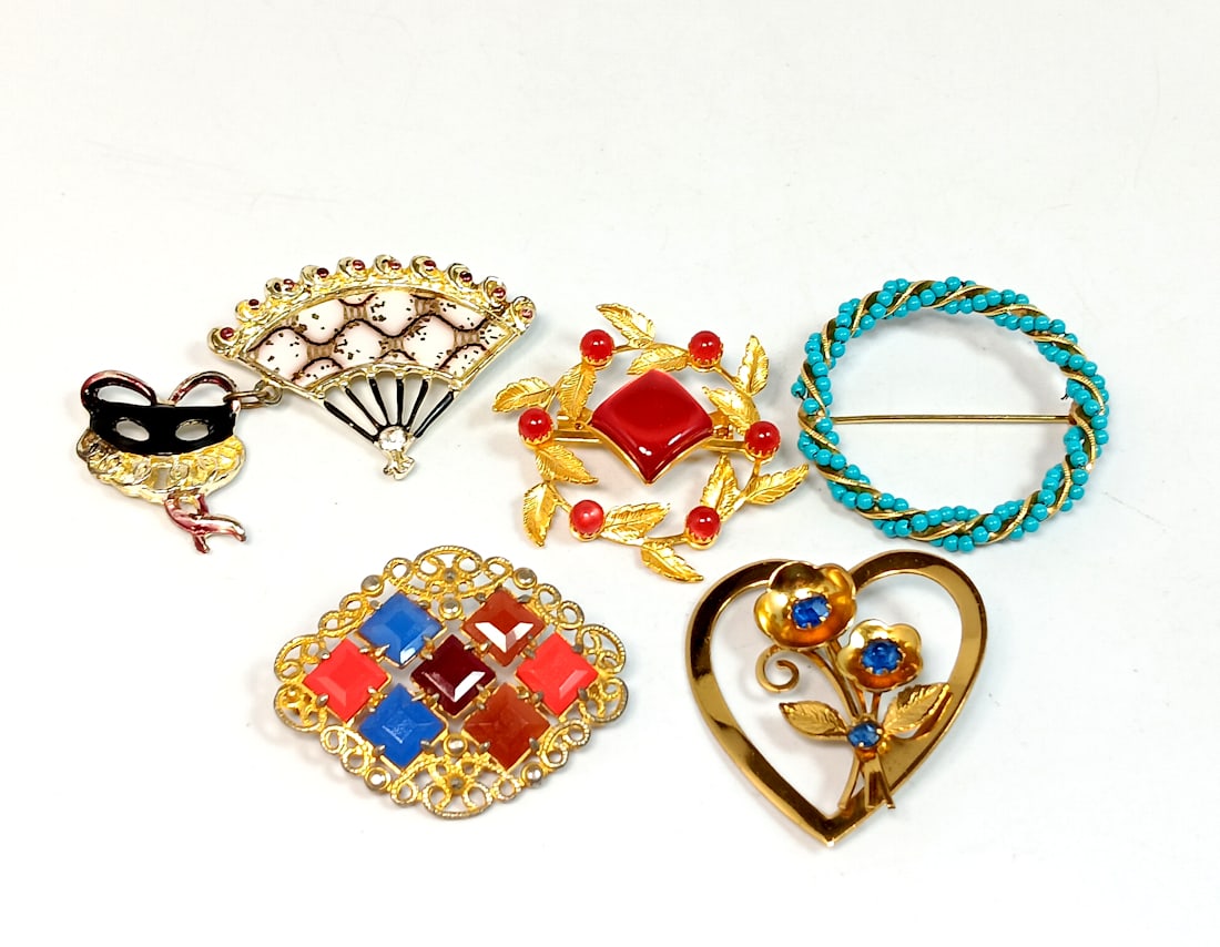 A VINTAGE LOT OF 5 BROOCHES MID-CENTURY ONE CORO: THE BROOCHES RANGE BETWEEN 1.75 AND 2" IN LENGTH. THE HEART BROOCH IS SIGNED CORO. PROPERTY OF A FLORIDA COLLECTOR. WE COMBINE/PROVIDE IN-HOUSE SHIPPING.