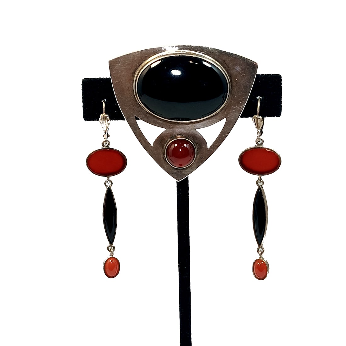 ART DECO STERLING BROOCH & EARRINGS INLAID ONYX CARNELIAN: OFFERED HERE IS AN ART DECO STYLE, VINTAGE STERLING, ONYX AND CARNELIAN BROOCH. IT WEIGHS 18 GRAMS AND MEASURES 1.9 INCHES LONG BY 1.9 INCHES WIDE. IT TESTS AS STERLING SILVER. IT IS MARKED WITH 925 A