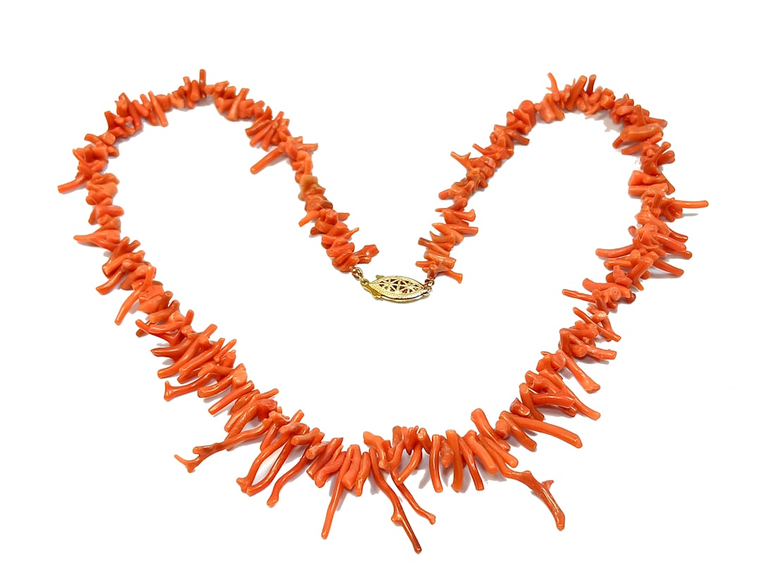 A BEAUTIFUL ANTIQUE MEDITERANEAN NATURAL CORAL NECKLACE 20": OFFRED HERE IS A BEAUTIFUL ANTIQUE MEDITERANEAN NATURAL, UNDYED DEEP SALMON COLOR CORAL NECKLACE GRADUATING TO 1.25" LONG BRANCHES. IT WEIGHS 36 GRAMS AND IT MEASURES 20" LONG. THE CLASP IS GOLD FILLE