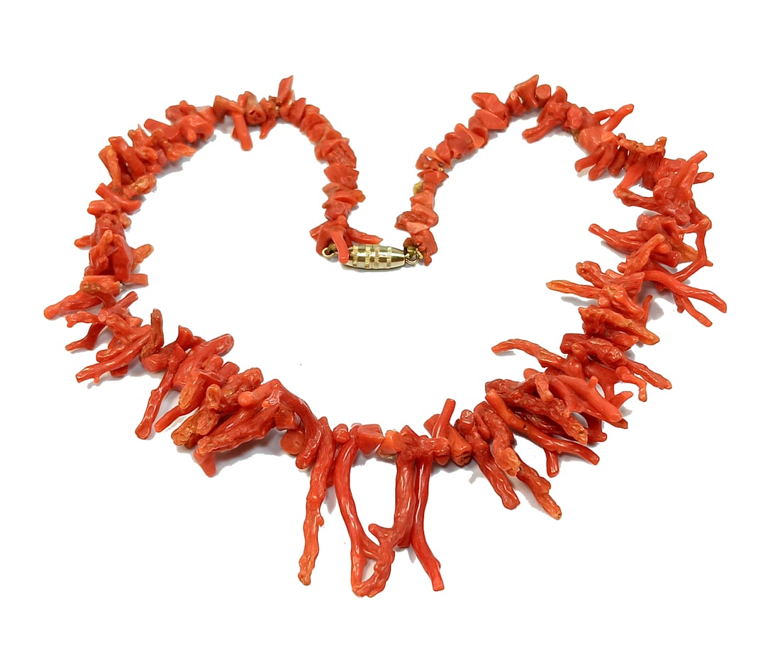 A BEAUTIFUL ANTIQUE 15" MEDITERANEAN NATURAL RED CORAL NECKLACE: OFFRED HERE IS A BEAUTIFUL ANTIQUE MEDITERANEAN NATURAL, UNDYED RED CORAL NECKLACE GRADUATING TO 1.5" LONG BRANCHES. IT WEIGHS 38 GRAMS AND IT MEASURES 15" LONG. WE PROVIDE IN-HOUSE/COMBINED SHIPPING 