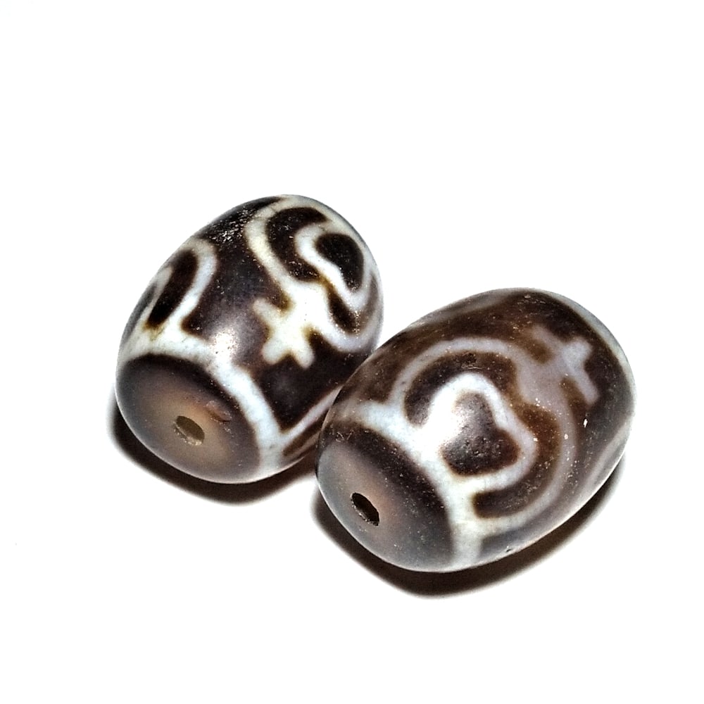PAIR SINO TIBETAN AGATE DZI BEADS 22MM: THIS LOT FEARTURES A PAIR OF BEAUTIFUL TIBETAN AGATE DZI BEADS. 22MM EACH. WE COMBINE/PROVIDE IN-HOUSE SHIPPING.