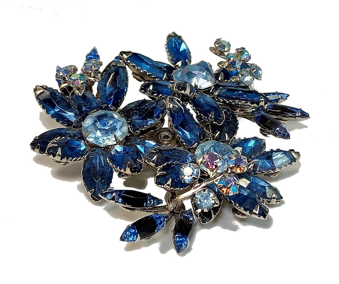 A HUGE VINTAGE RHINESTONE BLUE FLORAL BROOCH 3" DIAMETER (1 of 4)