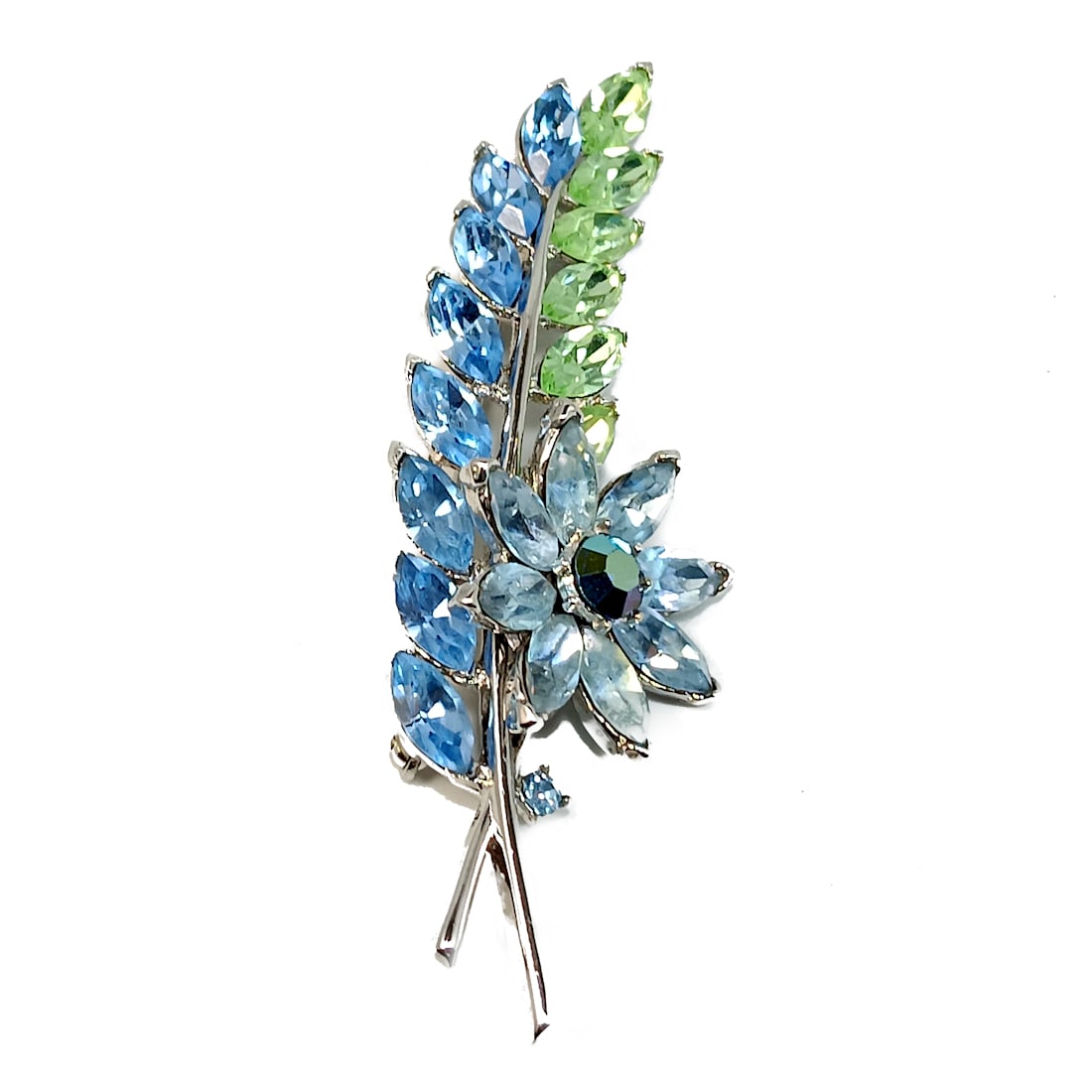 A BEAUTIFUL VINTAGE CROWN TRIFARI FLORAL BROOCH 3.25": THE FINE TRIFARI BROOCH IS IN BEAUTIFUL VINTAGE CONDITION. IT IS 3.25" LONG. WE PROVIDE IN-HOUSE/COMBINED SHIPPING FOR YOUR CONVENIENCE.