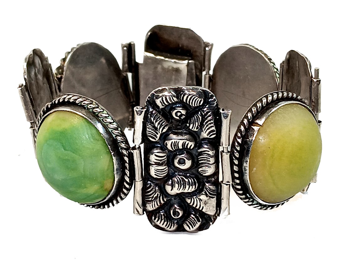 A LARGE EARLY MEXICO SILVER BRACELET GREEN STONES 7"  63 GRAMS (1 of 7)