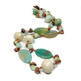 A STUNNING JADEITE AND AGATE PEARL NECKLACE 86 GRAMS 20"