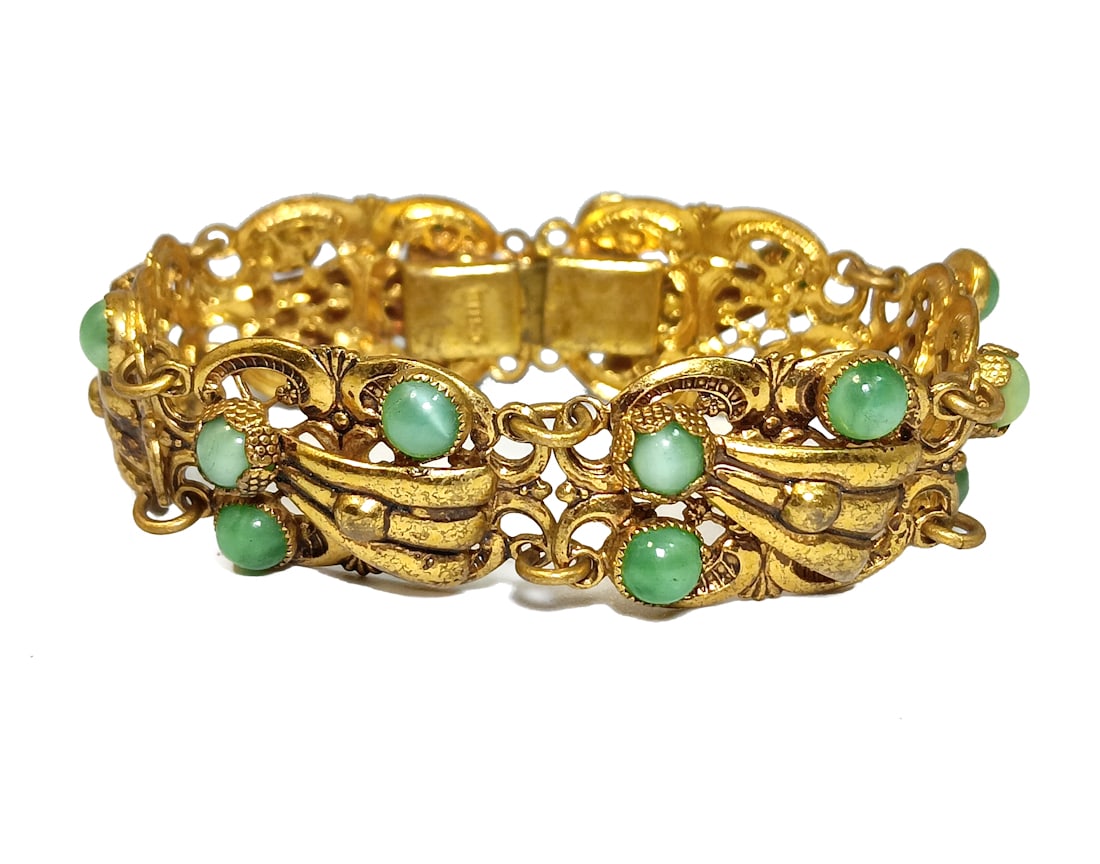 A BEAUTIFUL VINTAGE 1930S CZECH BRACELET GREEN GLASS CABS: A BEAUTIFUL VINTAGE 1930S MARKED CZECHO BRACELET, SET WITH GREEN GLASS CABS. IT IS 6.5" LONG. WE PROVIDE IN-HOUSE/COMBINED SHIPPING FOR YOUR CONVENIENCE.