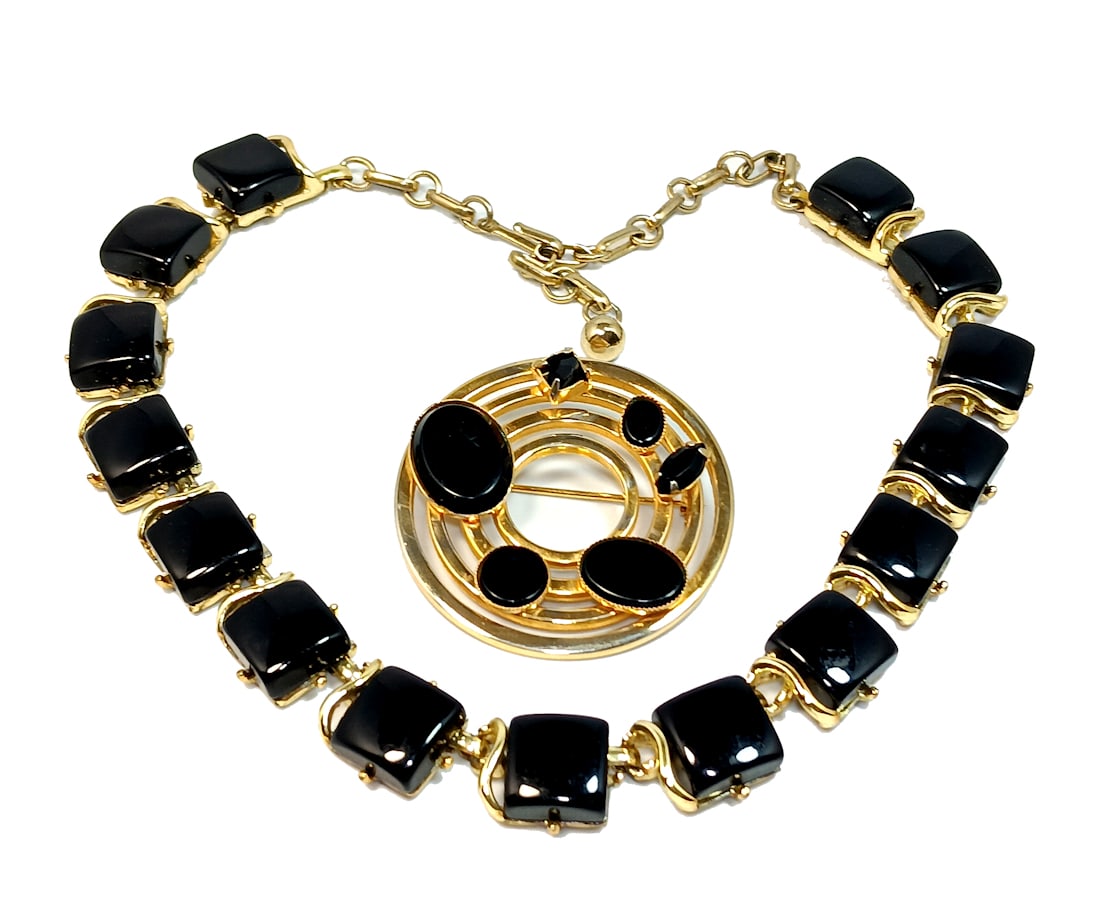 A BEAUTIFUL VINTAGE LOT CORO THERMOSET NECKLACE AND A BROOCH: A BEAUTIFUL VINTAGE LOT CORO THERMOSET NECKLACE AND A STUNNING BLACK GLASS UNSIGNED BROOCH. THE NECKLACE IS 16" LONG AND THE BROOCH IS 1.75 IN DIAMETER. WE PROVIDE IN-HOUSE/COMBINED SHIPPING FOR A SEA