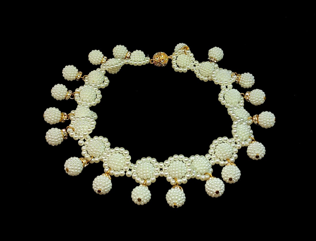 A ROMANTIC BEADED PEARL NECKLACE WITH RHINESTONE RONDELLES: OFFERED HERE IS A ROMANTIC BEADED FAUX PEARL NECKLACE WITH RHINESTONE RONDELLES. GORGEOUS FOR A BRIDE, OR FOR ANY OTHER OCCASION. THE NECKLACE IS 15" LONG. WE PROVIDE IN-HOUSE/COMBINED SHIPPING FOR AN