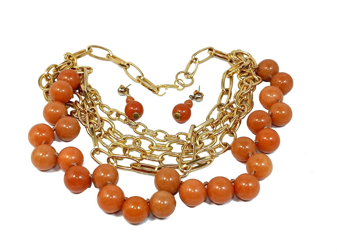 AN IMPRESSIVE NECKLACE OF LARGE JADEITE BEADS AND CHAINS (1 of 2)