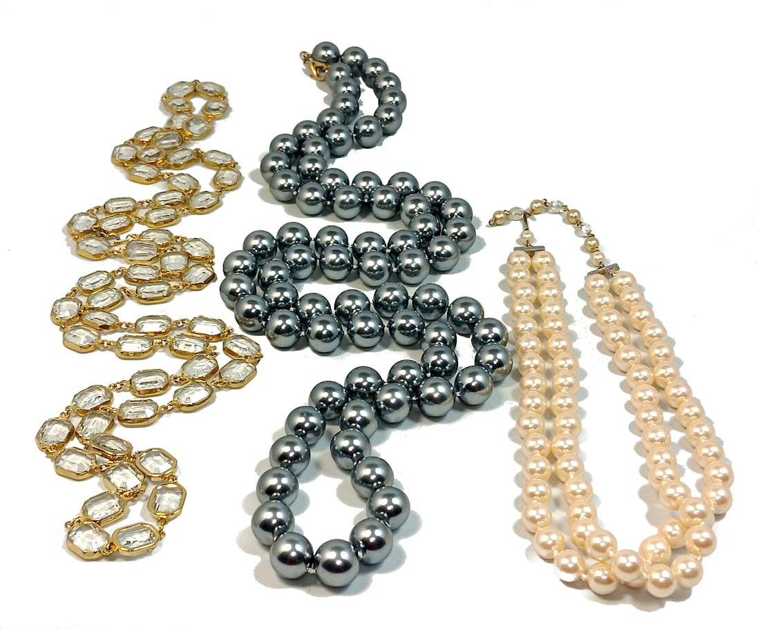 A BEAUTIFUL LOT OF 3 VINTAGE-PREOWNED NECKLACES PEARLS (1 of 2)