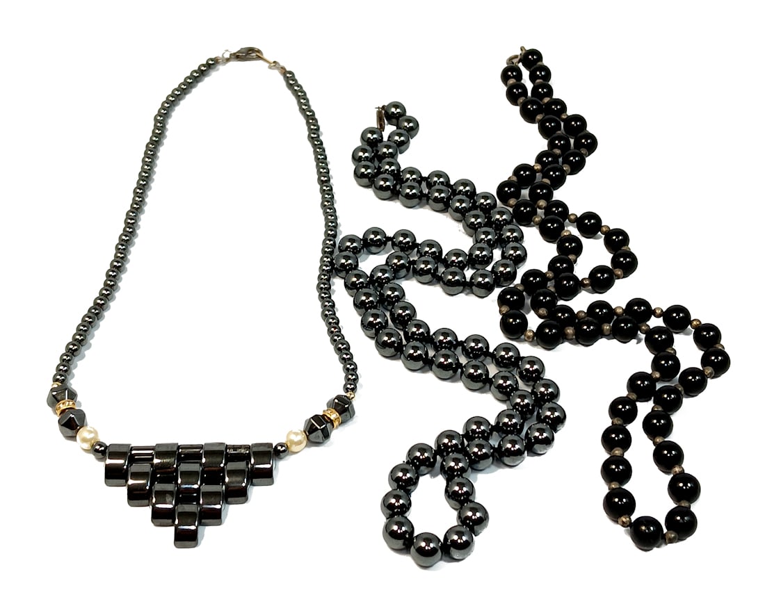 A LOT OF ONYX AND HEMATITE NECKLACES (3) (1 of 2)