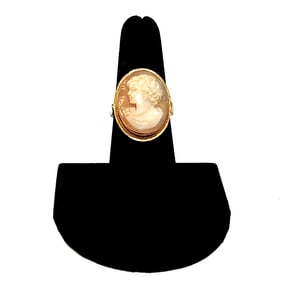 A BEAUTIFUL SHELL CAMEO RING SET IN 14K GOLD SIZE 6.5