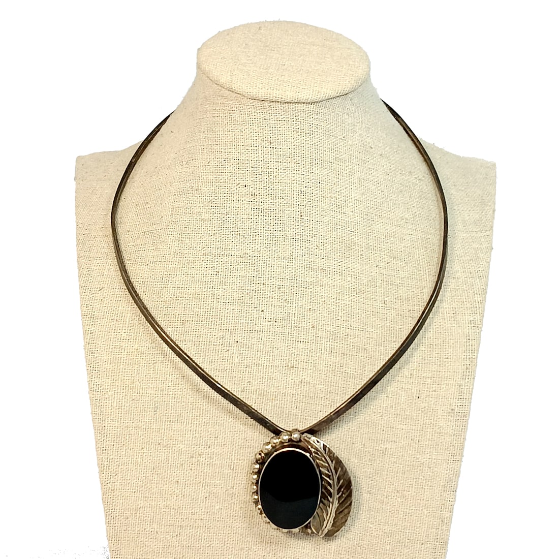 A VINTAGE MEXICO STERLING ONYX NECKLACE PENDANT BROOCH MARKED TL-80: OFFERED HERE IS A VINTAGE MEXICO ONYX NECKLACE WITH A PENDANT BROOCH. BOTH PIECES MARKED TL-80, MEXICO STERLING ON THE PENDANT AND MEXICO 925 ON THE NECKLACE. THE NECKLACE HAS A WEARABLE LENGTH OF 17"